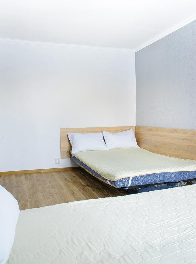 Scandinavian Poltava Apartments With 2 Rooms, 3 Beds 1 Sofa Exterior photo